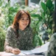 Turis asing di Bali menyiapkan dokumen aplikasi visa Mesir, dengan paspor, formulir yang sudah diisi, tiket pesawat, reservasi hotel, dan rekening koran tertata rapi di meja