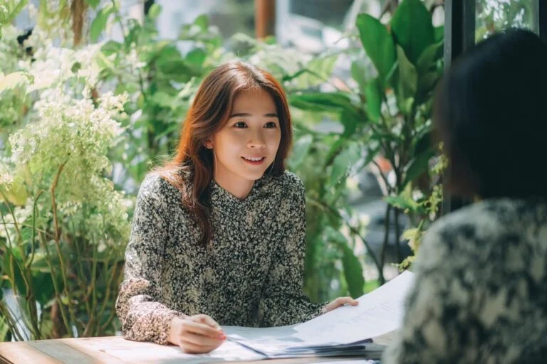 Turis asing di Bali menyiapkan dokumen aplikasi visa Mesir, dengan paspor, formulir yang sudah diisi, tiket pesawat, reservasi hotel, dan rekening koran tertata rapi di meja