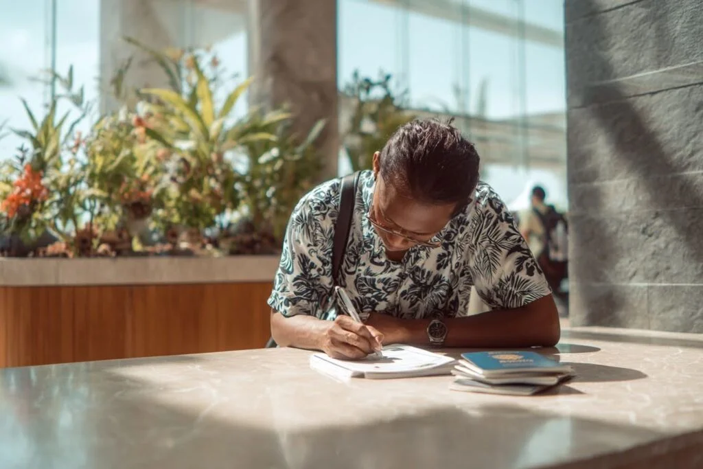 Metode pengajuan visa Mongolia untuk WNA di Bali, menampilkan paspor, gedung kedutaan, layanan kurir, dan opsi pengisian formulir online