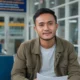 バリ島で南アフリカビザ申請書類を準備するインドネシア人旅行者。パスポート、航空券予約、宿泊証明、銀行残高証明、旅行保険をVFS予約前に揃えている様子。