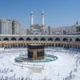 Perjalanan Umrah hemat dari Bali dengan penerbangan transit via Kuala Lumpur, hotel terjangkau dekat Masjid al-Haram, dan perjalanan rombongan kecil untuk berbagi biaya