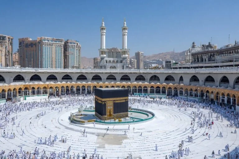 Perjalanan Umrah hemat dari Bali dengan penerbangan transit via Kuala Lumpur, hotel terjangkau dekat Masjid al-Haram, dan perjalanan rombongan kecil untuk berbagi biaya